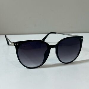 Tommy Hilfiger Women’s Large Lens Chic Classic Black Sunglasses